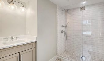 28 Mount Vernon St, Newport, RI 02840
