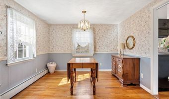 32 Tanglewood Trl, Narragansett, RI 02882