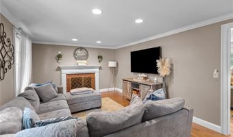 152 Glen Hills Dr, Cranston, RI 02920