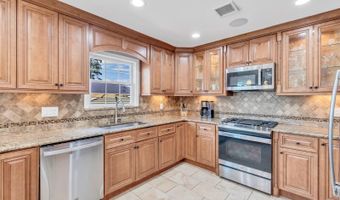62 Netherwood Dr, Albertson, NY 11507