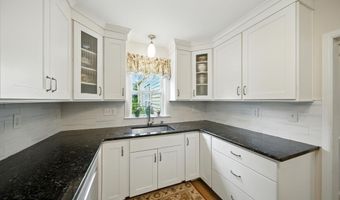 29 Park Ave, Belford, NJ 07718