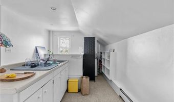 28 Young St, Newport, RI 02840