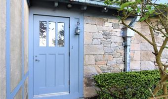 61 Ledge Rd J, Newport, RI 02840