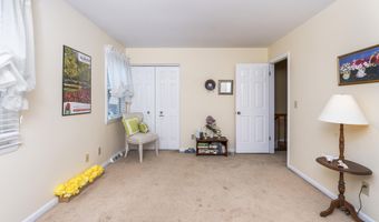 232 Point Of Woods Dr, Albany, NY 12203