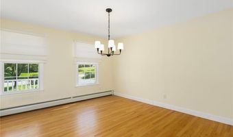 220 Island Dr, Middletown, RI 02842