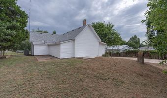 1027 W Idaho Ave, Chickasha, OK 73018