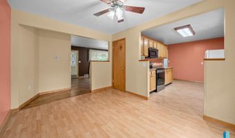 313 S 6th Ave, Brandon, SD 57005