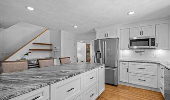 24 GREENWOOD Ln, Lincoln, RI 02865