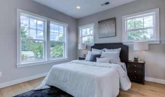934 19TH St S, Arlington, VA 22202