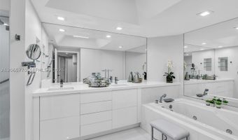 2000 Island Blvd 2006, Aventura, FL 33160