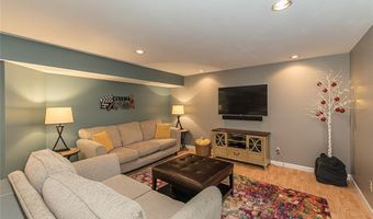 414 Arbor Glen Dr, Ballwin, MO 63021