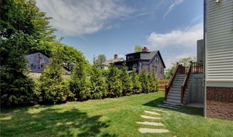 75 Bridge St, Newport, RI 02840