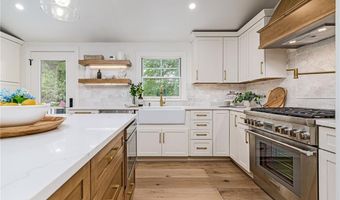 8 Kerins Ter, Newport, RI 02840