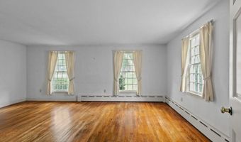 8 North Dr, Middletown, RI 02842