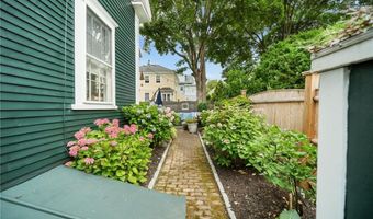 43 Poplar St, Newport, RI 02840