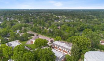910 Claytonbrook Dr 1, Ballwin, MO 63011
