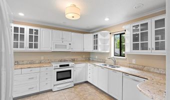 652 LAKE VILLAS Dr D, Altamonte Springs, FL 32701