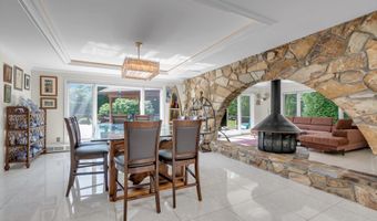 10 Macy Dr, Hewlett Bay Park, NY 11557