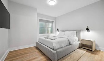 97 Oak Ln, Amagansett, NY 11937