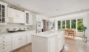 4 Mulberry Rd, Bristol, RI 02809