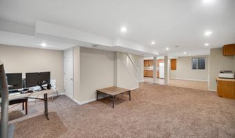 6 Yorkshire Ct, Algonquin, IL 60102