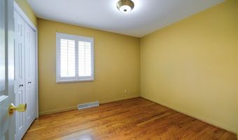 50 W Oak Hill Dr, Ballwin, MO 63021