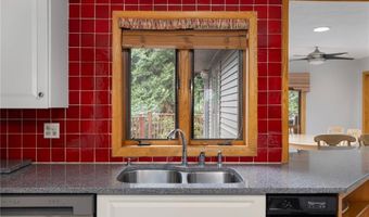 788 Namquid Dr, Warwick, RI 02888
