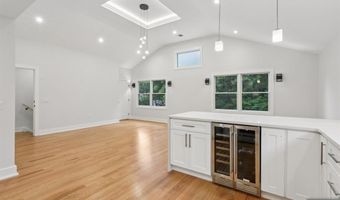 14 Redwood St, Bergenfield, NJ 07621