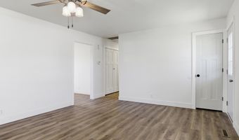 427 N Harrison Ave, Aurora, MO 65605