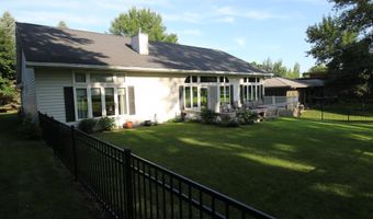 946 Emerald Hills Dr S, Arnolds Park, IA 51331