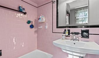 50 Charles St, Bristol, RI 02809