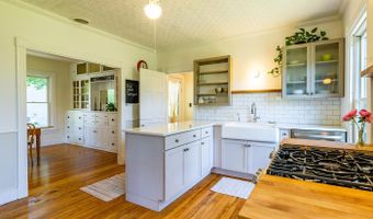 21 Elm St, Belfast, ME 04915