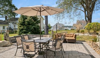 10 Hilltop Rd, East Lyme, CT 06357