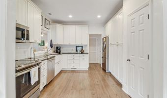 8 Dolphin Point Dr, Beaufort, SC 29907
