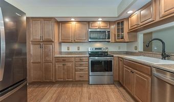 817 Woodside Trails Dr, Ballwin, MO 63021