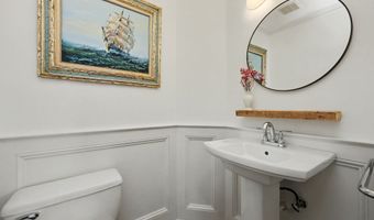 903 Larson Dr 903, Danbury, CT 06810