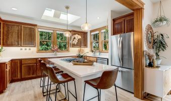 157 NW Black Hawk Ave, Bend, OR 97703