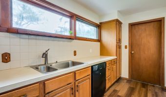 5401 E 40th St N, Bel Aire, KS 67220