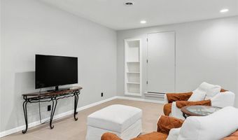884 Village Brook Ct, Ballwin, MO 63021