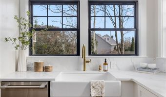 14 Kay Blvd, Middletown, RI 02842