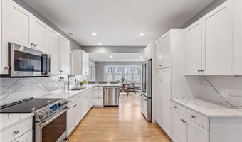 101 County Rd, Barrington, RI 02806