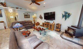917 5 7TH St, Brookings, OR 97415