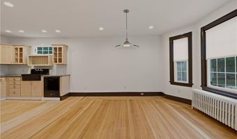 82 Van Zandt Ave, Newport, RI 02840