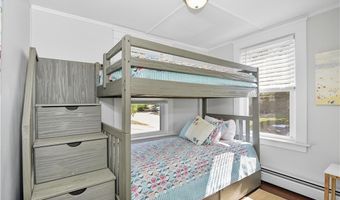 18 Lakeview Dr, Narragansett, RI 02882