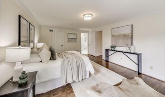 8806 FOX HILLS Trl, Potomac, MD 20854