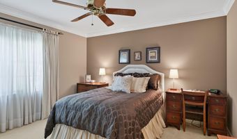 8024 GARLOT Dr, Annandale, VA 22003