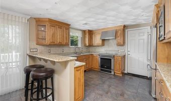 40 Quail Hollow Rd, Cranston, RI 02920