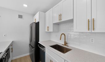 4390 LORCOM Ln 410, Arlington, VA 22207