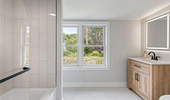 13 Carey St, Newport, RI 02840
