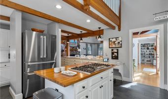 30 Middle Rd, East Greenwich, RI 02818